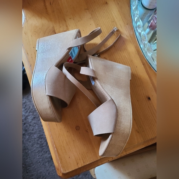 Shoes - Picture 4 of 4